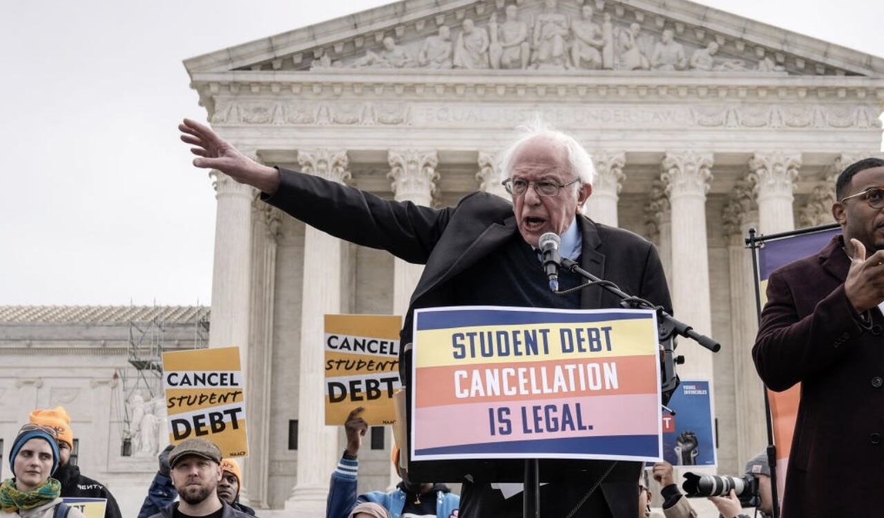 El senador demócrata Bernie Sanders acompañó a los jóvenes para presionar a la Corte Suprema a que apruebe la reforma del presidente Joe Biden