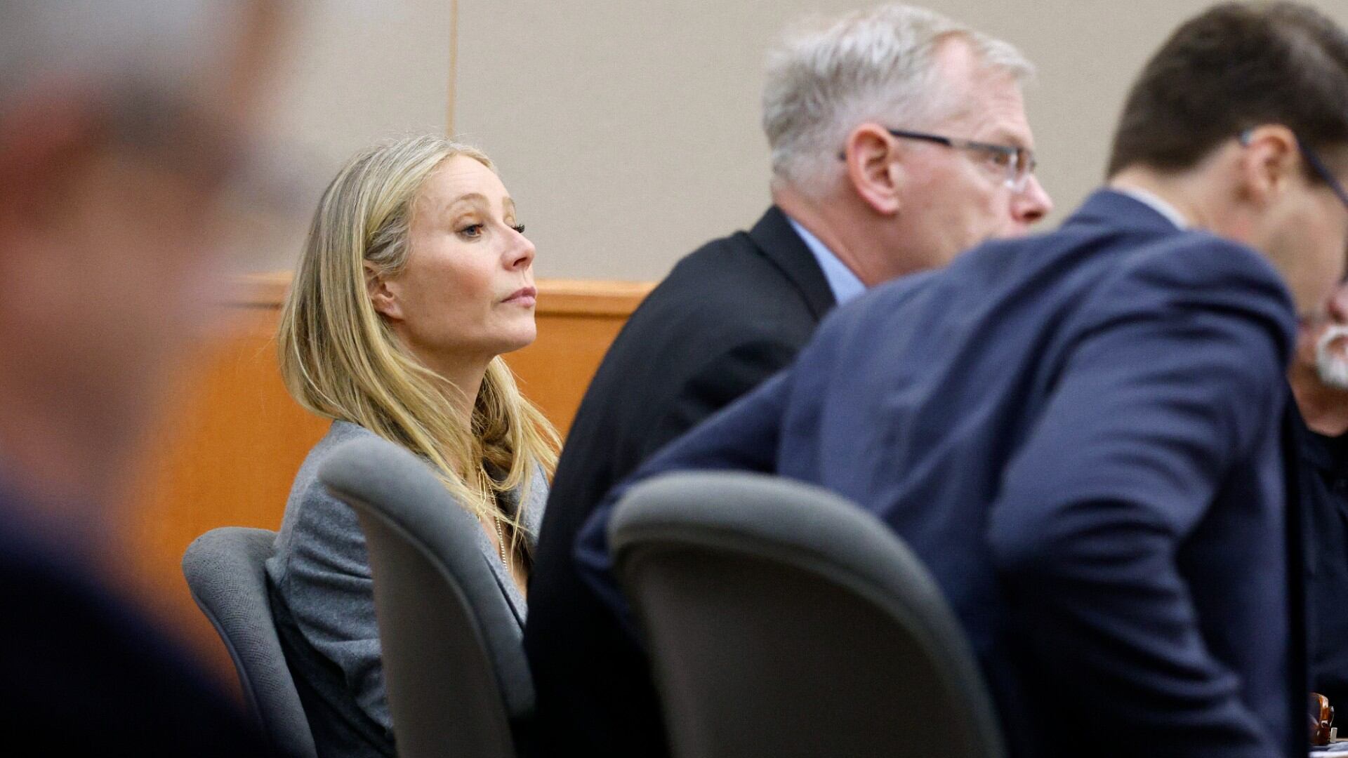 PARK CITY, UT - 23 DE MARZO: La actriz Gwyneth Paltrow se sienta en la corte el 23 de marzo de 2023, en Park City, Utah. Terry Sanderson está demandando a la actriz Gwyneth Paltrow por $300,000, alegando que ella chocó imprudentemente contra él mientras los dos estaban esquiando en una carrera para principiantes en Deer Valley Resort en Park City, Utah en 2016. (Foto de Jeff Swinger-Pool/Getty Images).