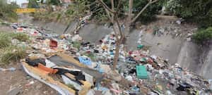 El canal de aguas lluvias, según los expertos, debería ser intervenido una vez al año, pero, por la cantidad de basura diaria que es lanzada al que está ubicado en el sector de Santa Elena, este debe ser atendido mínimo 3 veces al año.