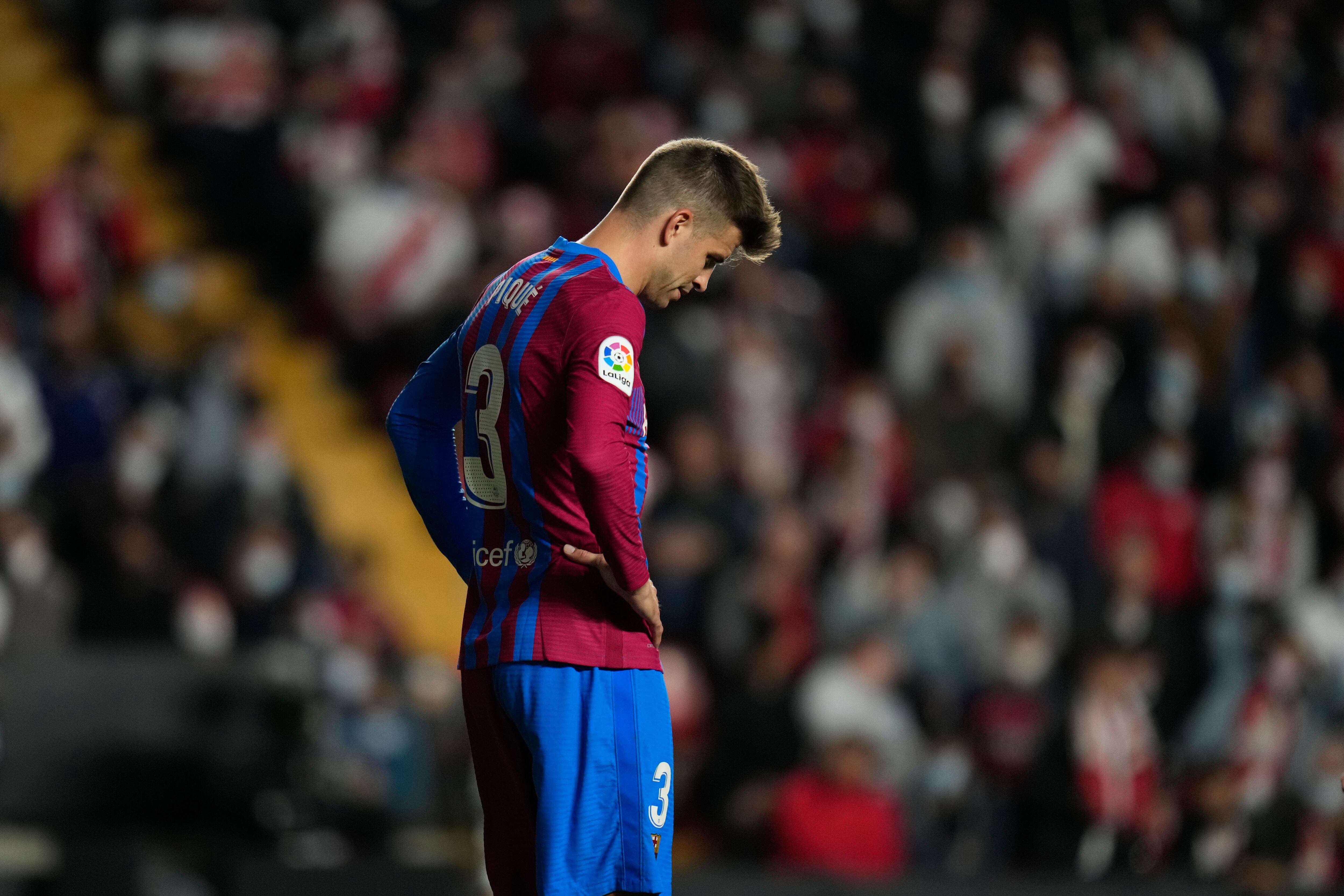 Gerard Pique lamenta la derrota del Barcelona ante el Rayo Vallecano en duelo por la Liga en el estadio Vallecas de Madrid, España, el miércoles 27 de octubre de 2021. (AP Foto/Manu Fernández)