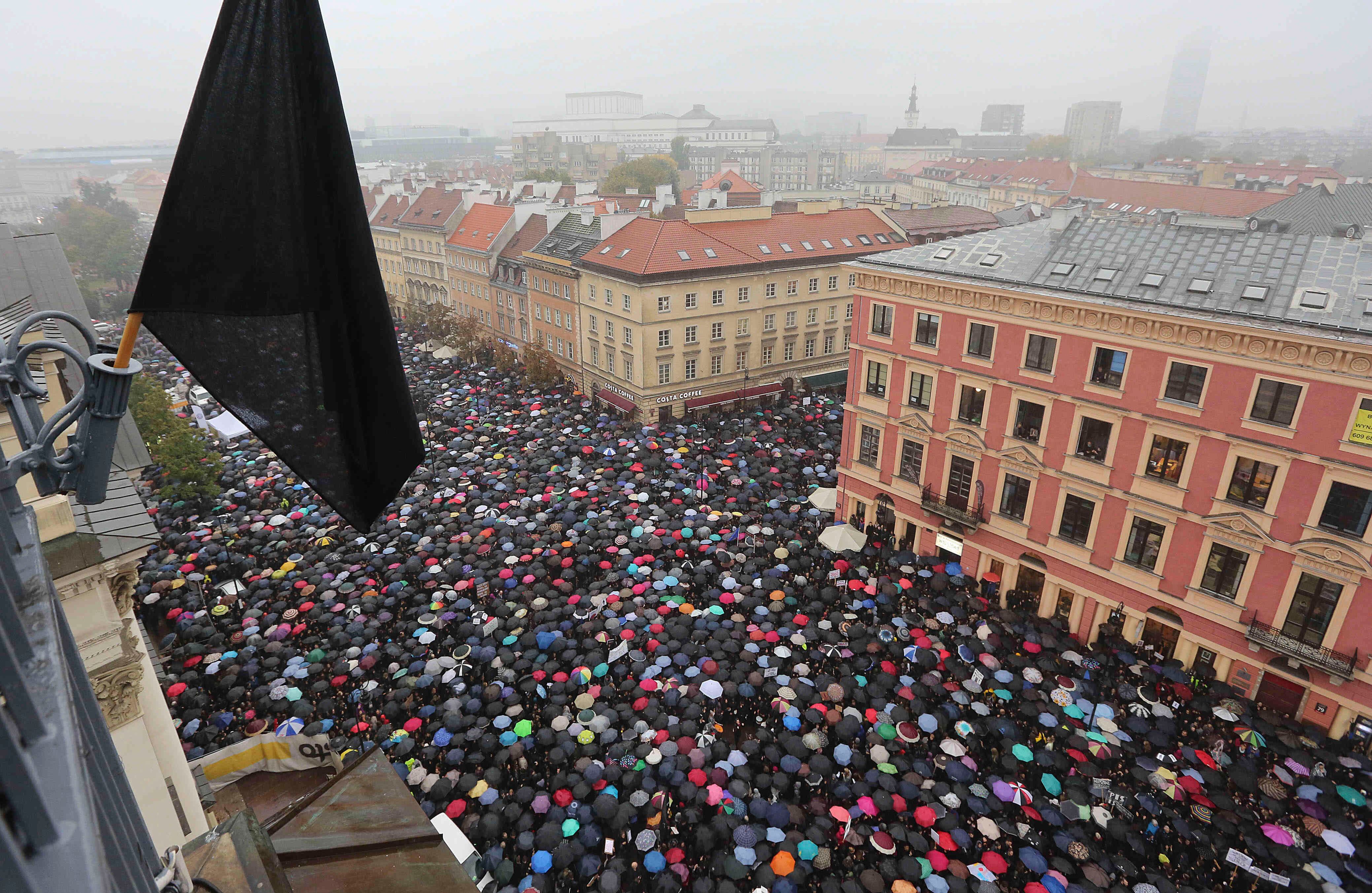 En Polonia se desataron protestas por la abolición que el gobierno de ese país quiere hacer al aborto. Miles de mujeres se reunieron en Varsovia con camisetas negras como protesta a las iniciativas que quiere imponer el Opus Dei.