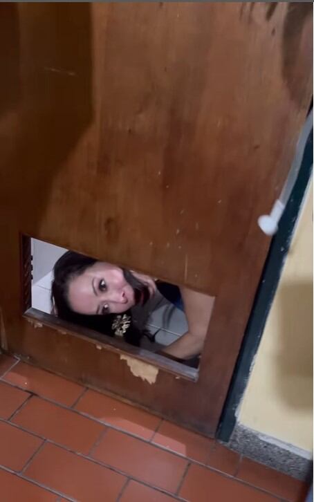 Gracias a la guía de sus compañeros, logró salir del baño.