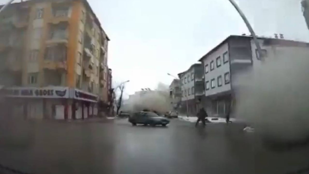 Cientos de ciudadanos han logrado filmar el momento en el que el terremoto se siente con gran fuerza derribando algunas edificaciones en diferentes ciudades