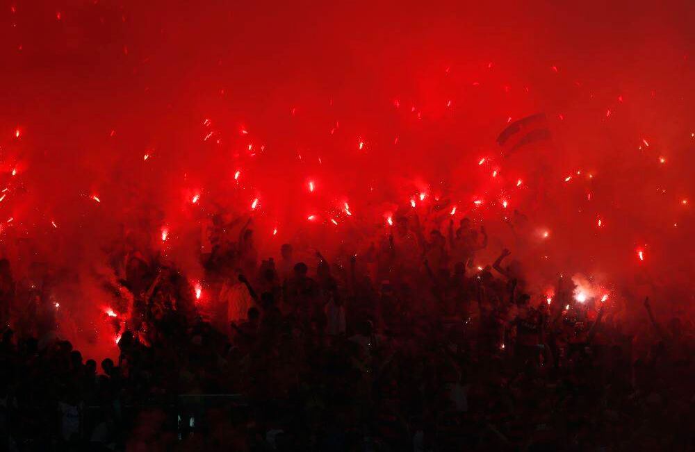 Fans del equipo Flamengo de fútbol de Brasil encienden bengalas en las gradas durante un partido final de la Copa Sudamericana de fútbol contra el Independiente de Argentina en el estadio Maracaná en Río de Janeiro, Brasil, (AP Photo / Silvia Izquierdo)
