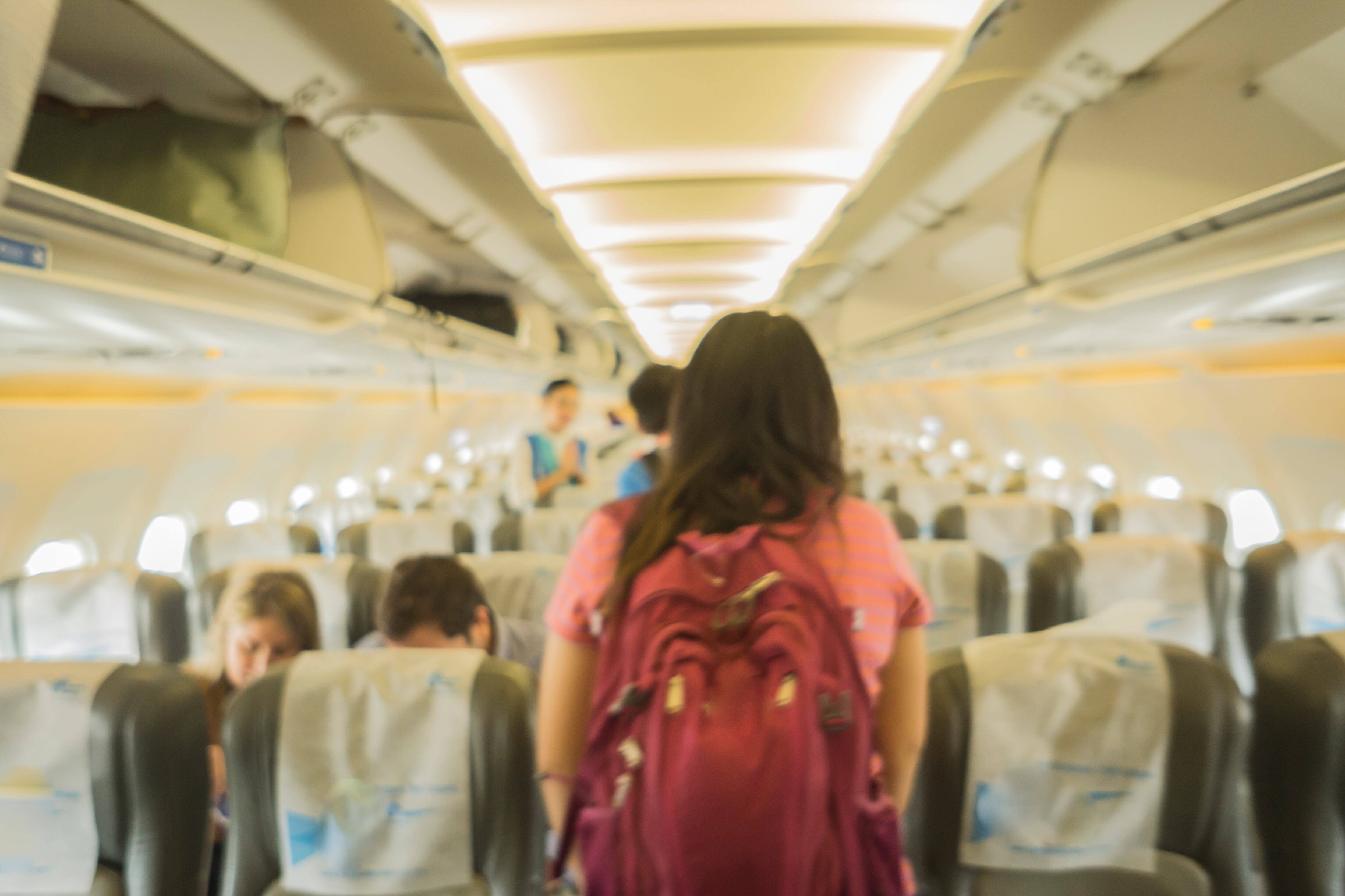 Mochilas pequeñas, carteras o maletines para portátil son ejemplos de artículos personales permitidos. Siempre deben respetar las dimensiones máximas exigidas por la aerolínea.