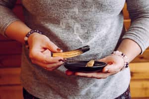 A través del palo santo, pueden sintonizar con la energía de la abundancia