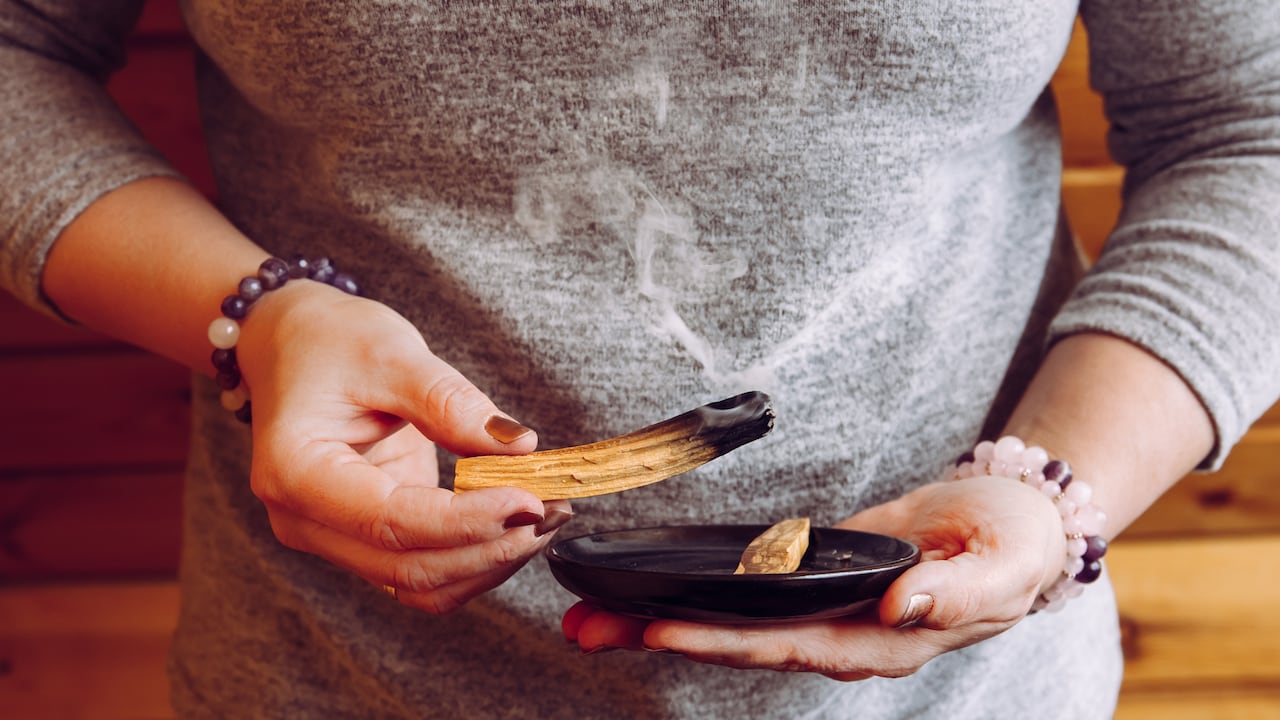 A través del palo santo, pueden sintonizar con la energía de la abundancia