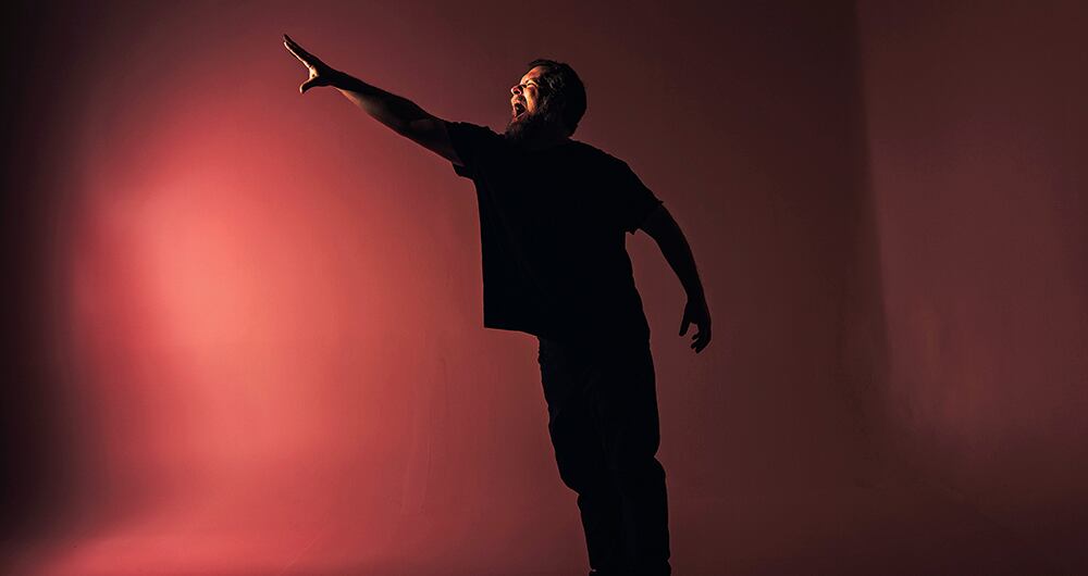 John Grant nació en 1968, en el seno de una familia religiosa. Le tomó mucho tiempo separarse de ese entorno, en el que ser gay era condenado, para poder comenzar a expresar su sentir. 