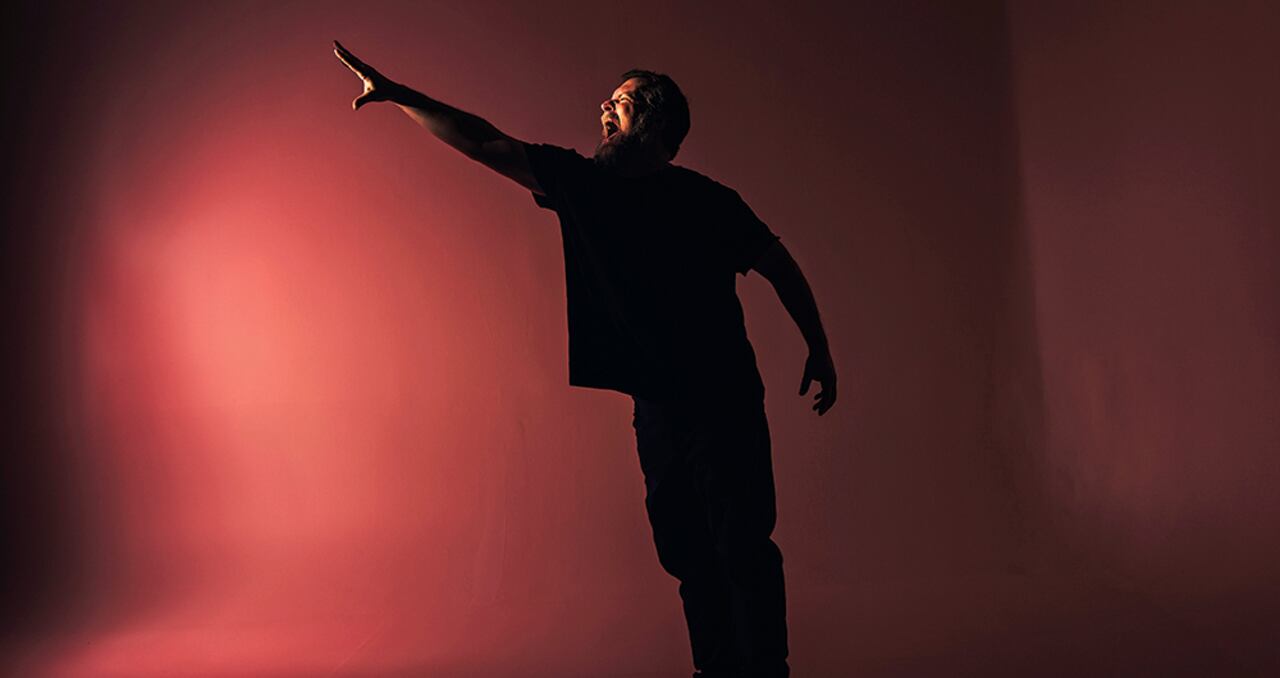 John Grant nació en 1968, en el seno de una familia religiosa. Le tomó mucho tiempo separarse de ese entorno, en el que ser gay era condenado, para poder comenzar a expresar su sentir.