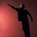 John Grant nació en 1968, en el seno de una familia religiosa. Le tomó mucho tiempo separarse de ese entorno, en el que ser gay era condenado, para poder comenzar a expresar su sentir.