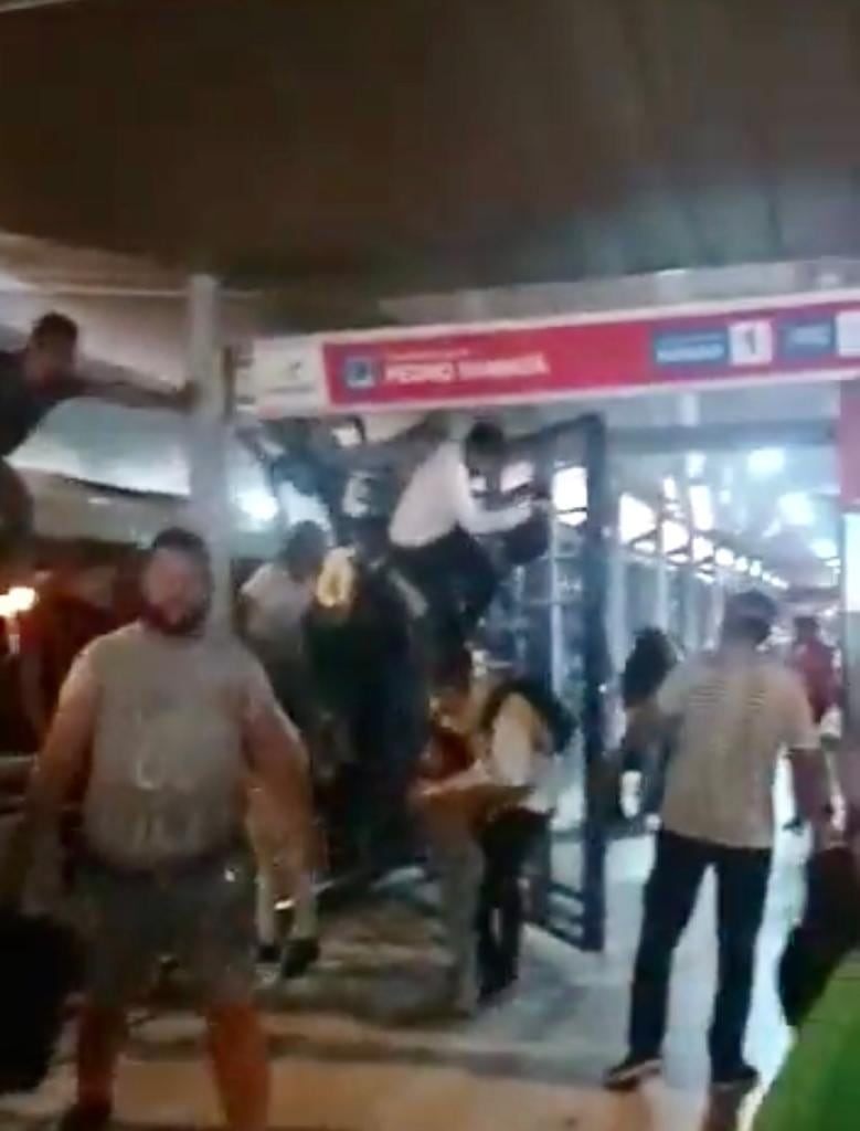 Varios niños fueron sacados del vehículo