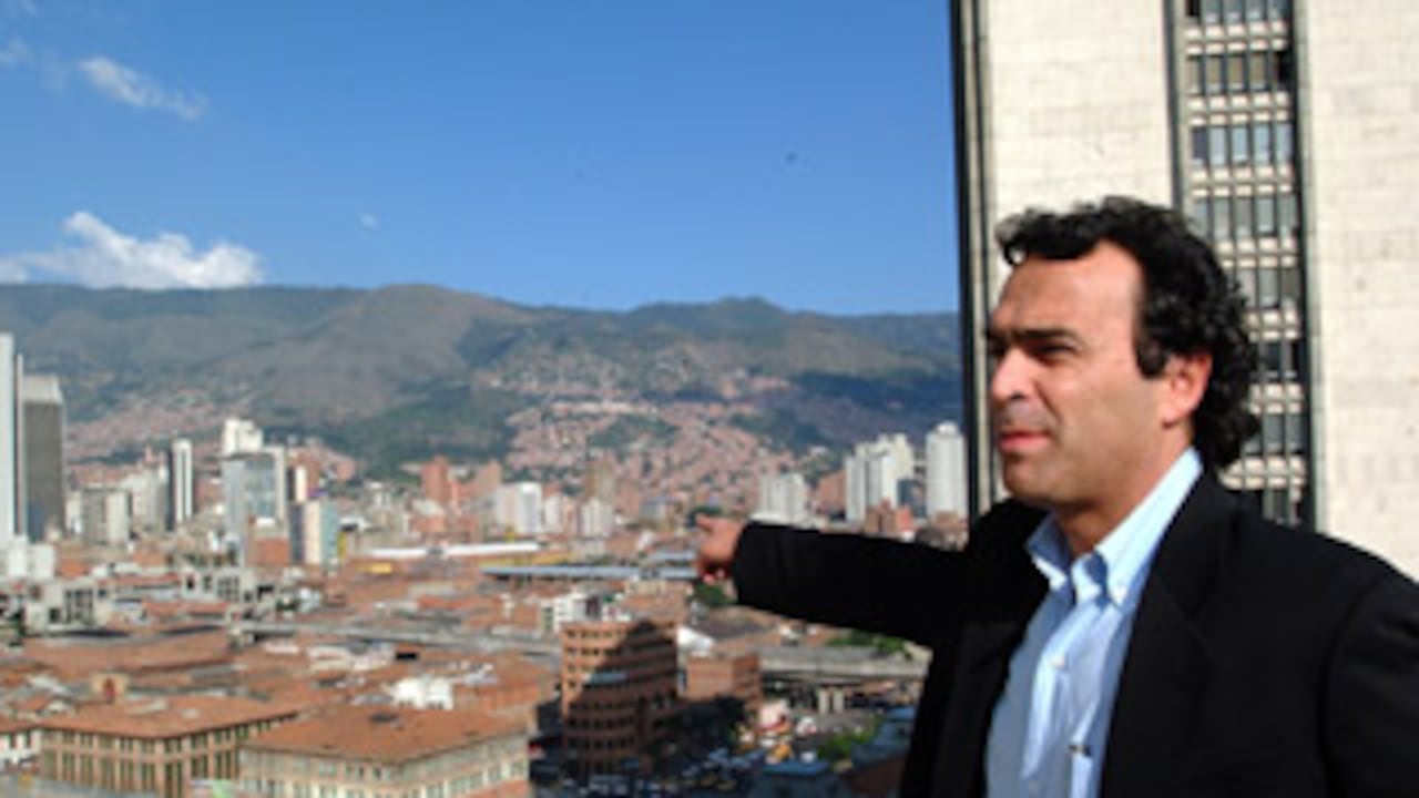 El alcalde de Medellín, Sergio Fajardo, con su ciudad.