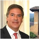 Fernando Sanclemente, embajador de Colombia en Uruguay. A la derecha, la finca familiar que tiene en Guasca (Cundinamarca), donde fueron descubiertos tres laboratorios de cocaína