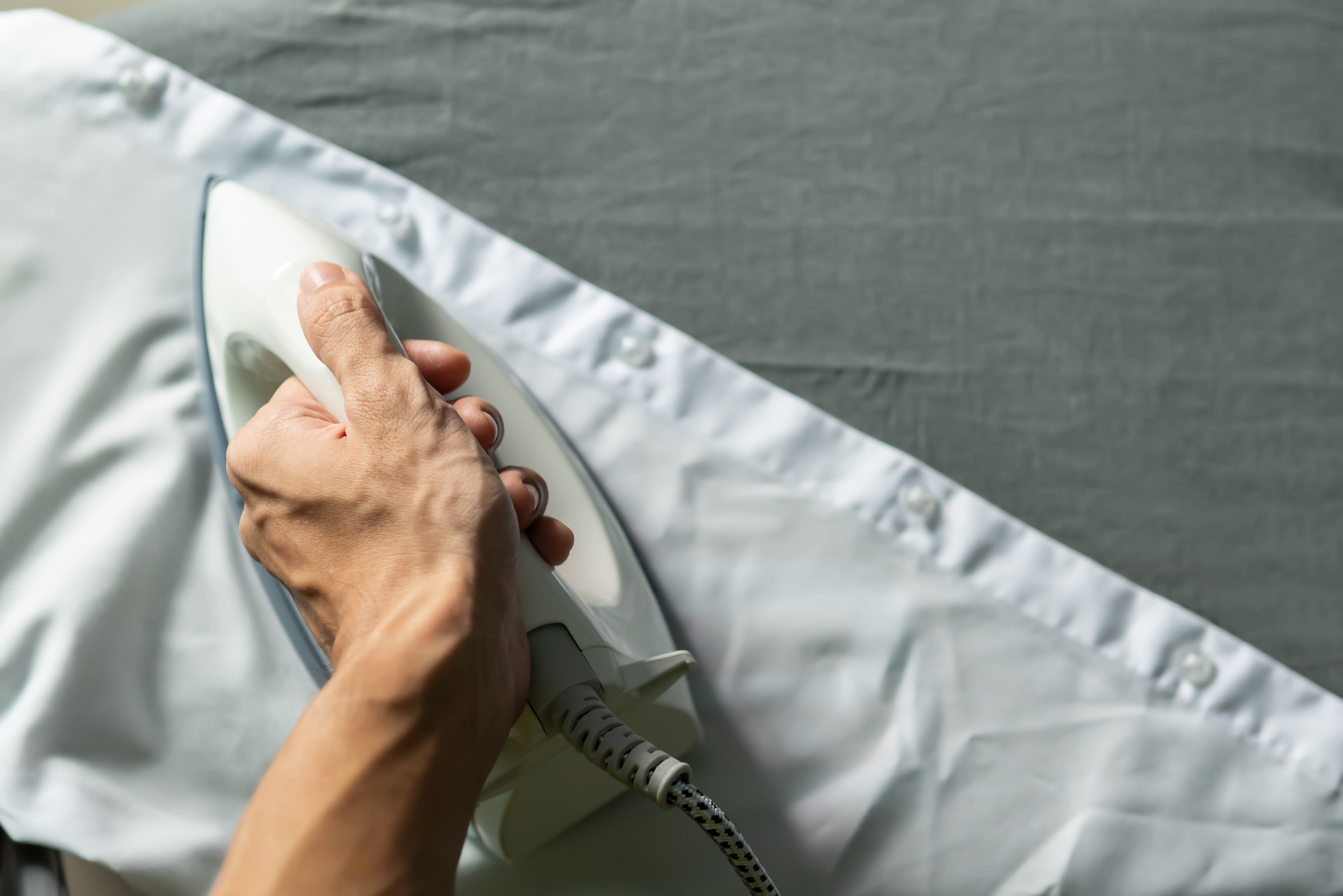 El proceso de generar calor para planchar implica el consumo de electricidad.