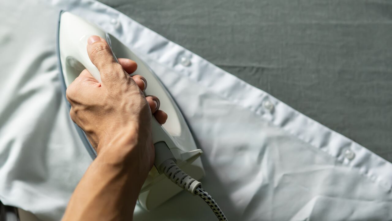 El proceso de generar calor para planchar implica el consumo de electricidad.