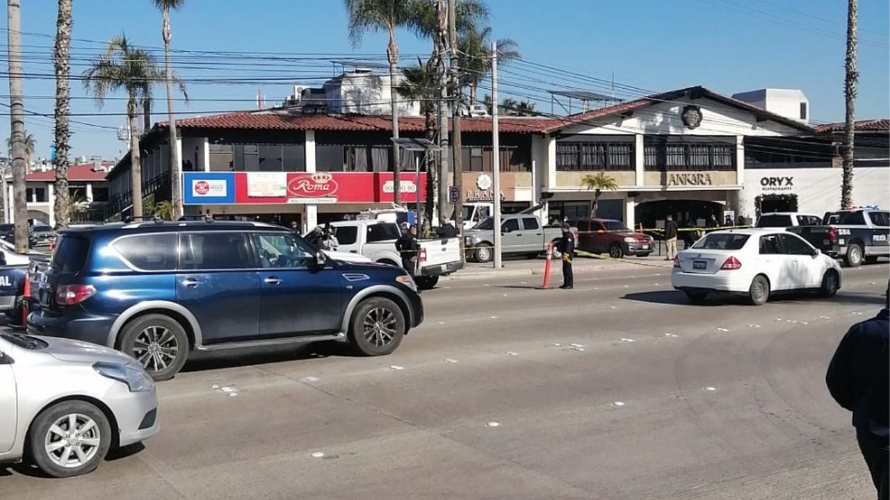 De acuerdo con el reporte oficial, dentro del automotor, que se encontraba abandonado frente a una droguería, fueron hallados los cadáveres de cinco hombres y una mujer.