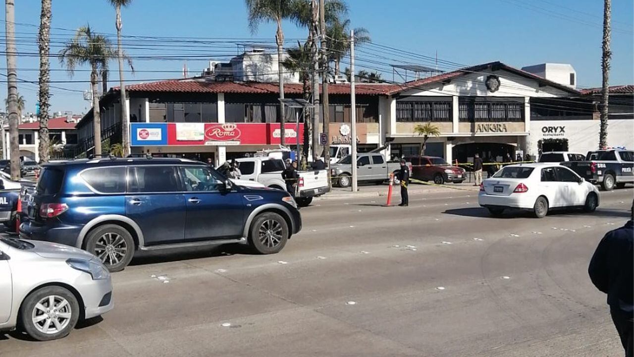 De acuerdo con el reporte oficial, dentro del automotor, que se encontraba abandonado frente a una droguería, fueron hallados los cadáveres de cinco hombres y una mujer.