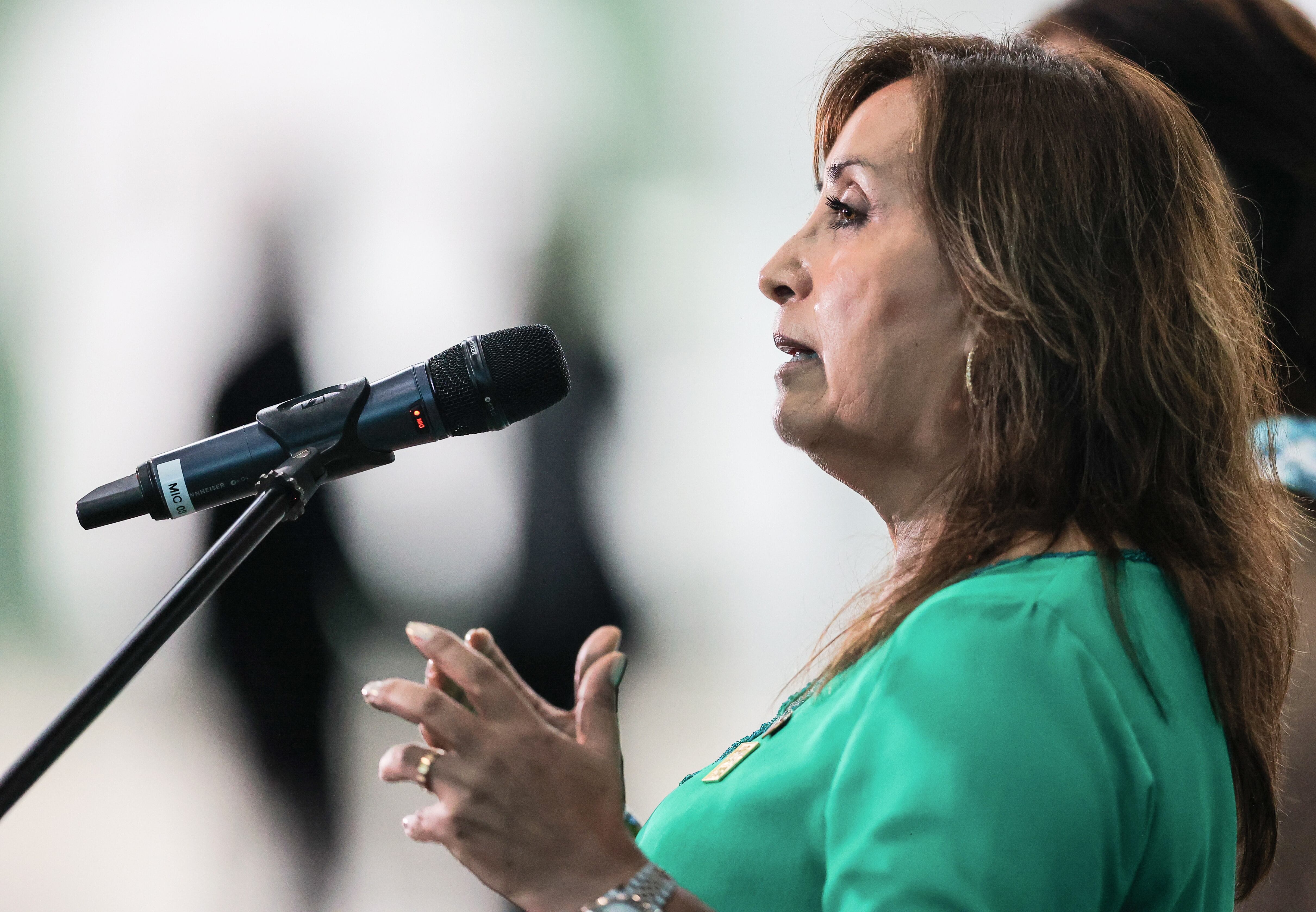 Dina Boluarte, Presidenta de Perú, habla en el Centro de Convenciones Hangar durante la Cumbre Amazónica en Belem, Brasil. La Amazonía tiene un papel clave que desempeñar en la lucha contra el cambio climático.