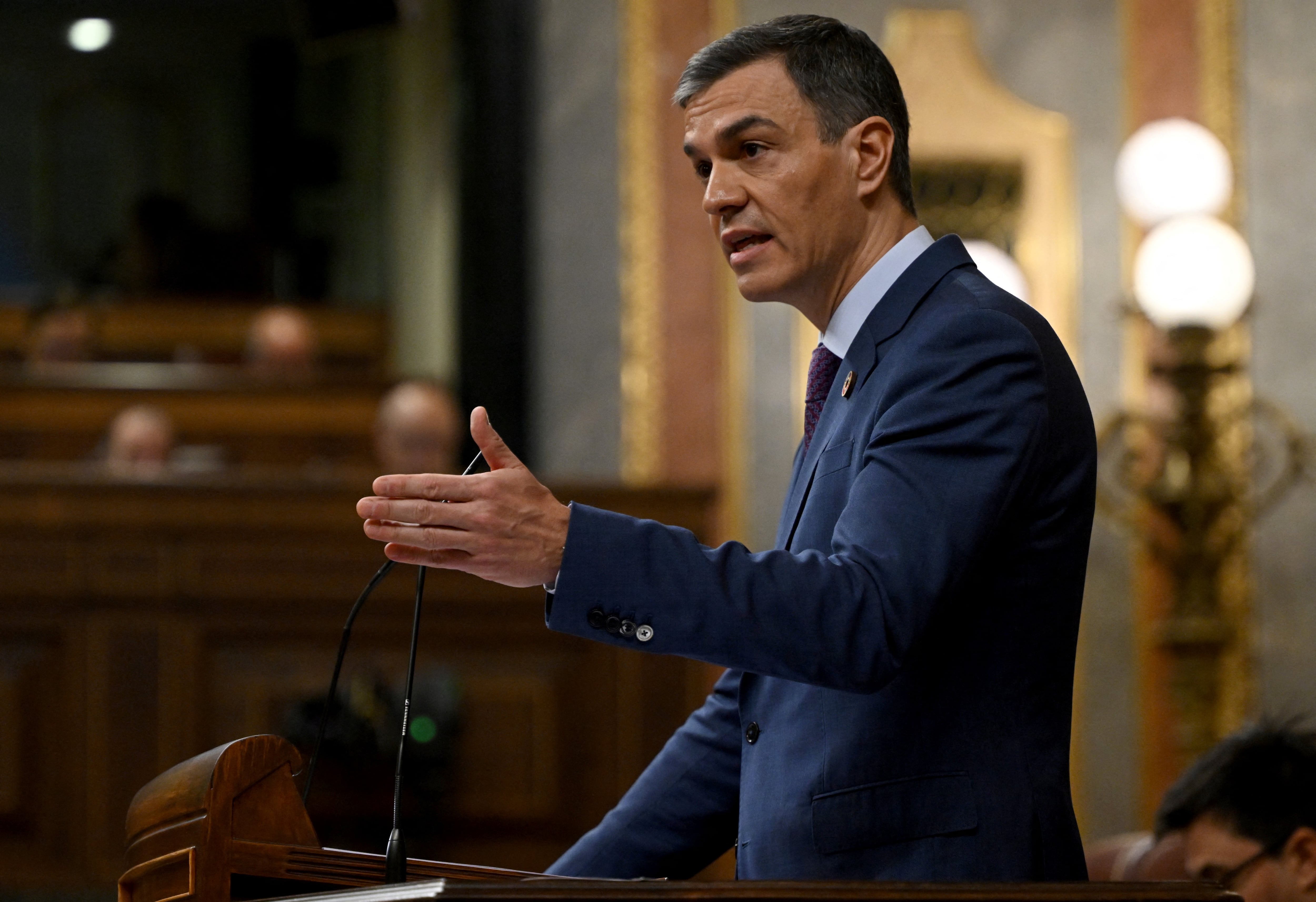 El primer ministro español, Pedro Sánchez, habla para explicar el manejo por parte del gobierno de las inundaciones mortales del mes pasado en la región de Valencia en la cámara baja española, el Congreso de los Diputados, en Madrid el 27 de noviembre de 2024.
