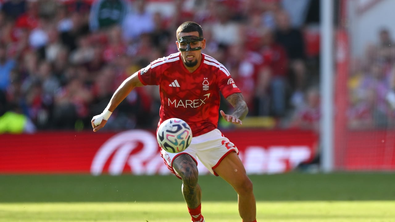 Daniel Muñoz con Nottingham Forest.