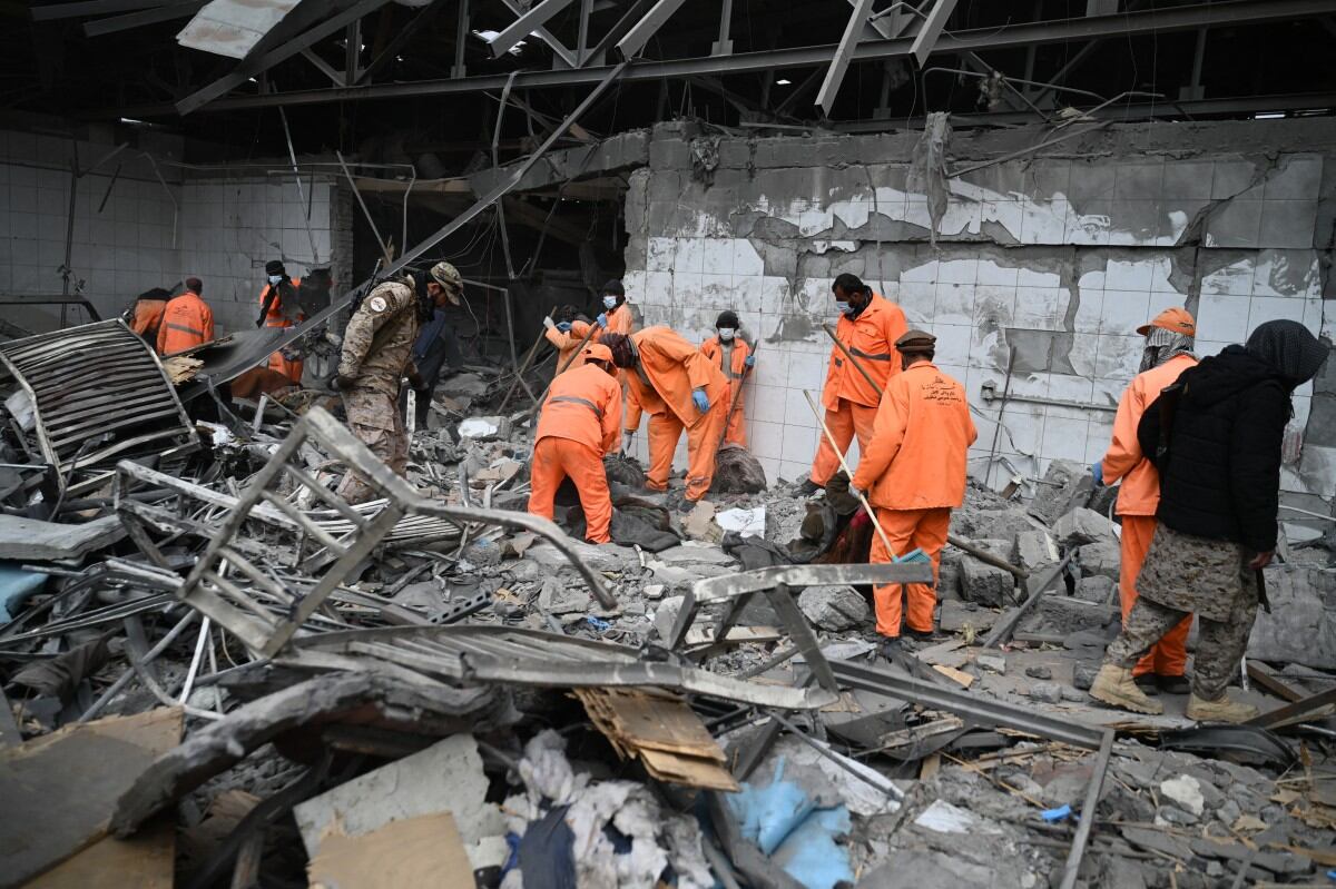 Trabajadores municipales afganos retiran escombros del lugar tras los ataques aéreos paquistaníes contra el Hospital de Tratamiento de Adicciones Omid en Kabul