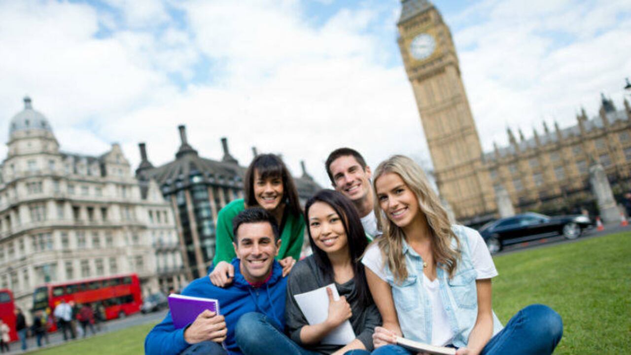 Dominar el inglés se ha convertido en requisito para escalar laboralmente. Getty.