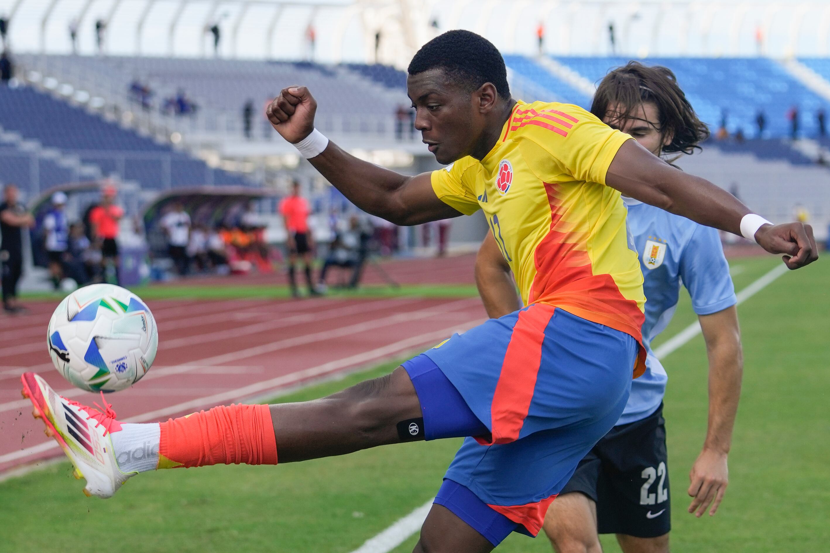 La presión era mutua, sin embargo Colombia aprovechó descuidos y superó a la selección uruguaya.
