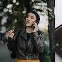 Imagen de referencia de mujer contestando una llamada spam.