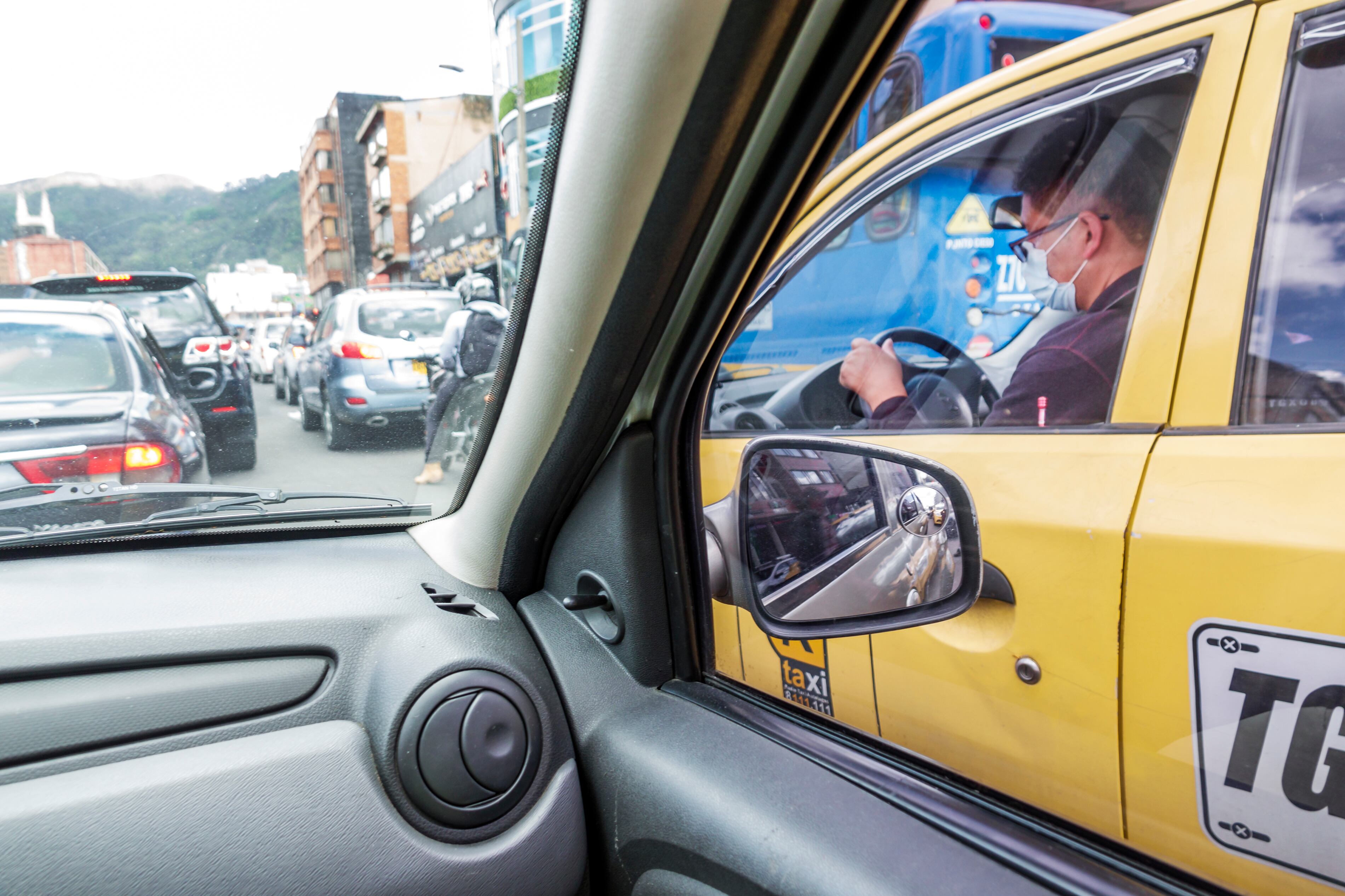 Denuncian que taxista cobró a extranjeros en Bogotá una carrera de casi un millón de pesos