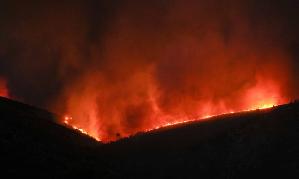 Autoridades griegas desplegaron un operativo aéreo para apoyar las labores de control de las llamas.