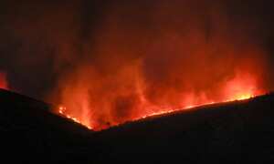 Autoridades griegas desplegaron un operativo aéreo para apoyar las labores de control de las llamas.