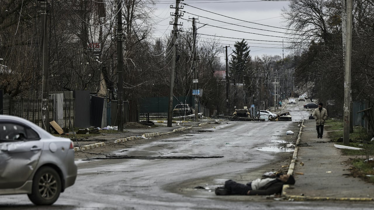 La ministra británica de Relaciones Exteriores, Liz Truss, denunció que se han registrado “ataques indiscriminados" por parte de tropas rusas contra civiles inocentes.