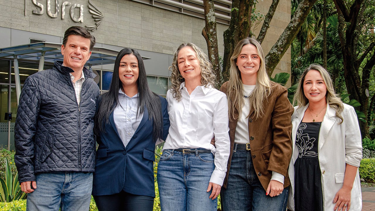 De izquierda a derecha: Juan David Escobar, presidente de Sura; Kelly Johana Salgado, directora de Gestión de Información y Analítica; María del Pilar Isaza, directora de Innovación; Estefanía Gómez, gerente de Prestación y Servicios, y Beatriz Elena Pérez, directora de Modelos de Gestión de Riesgos, Salud y Poblaciones.