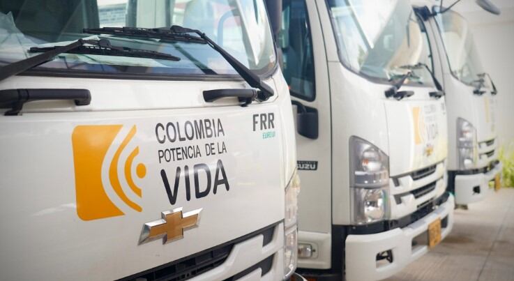 Carrotanques llevan el lema del gobierno estampado en el frente