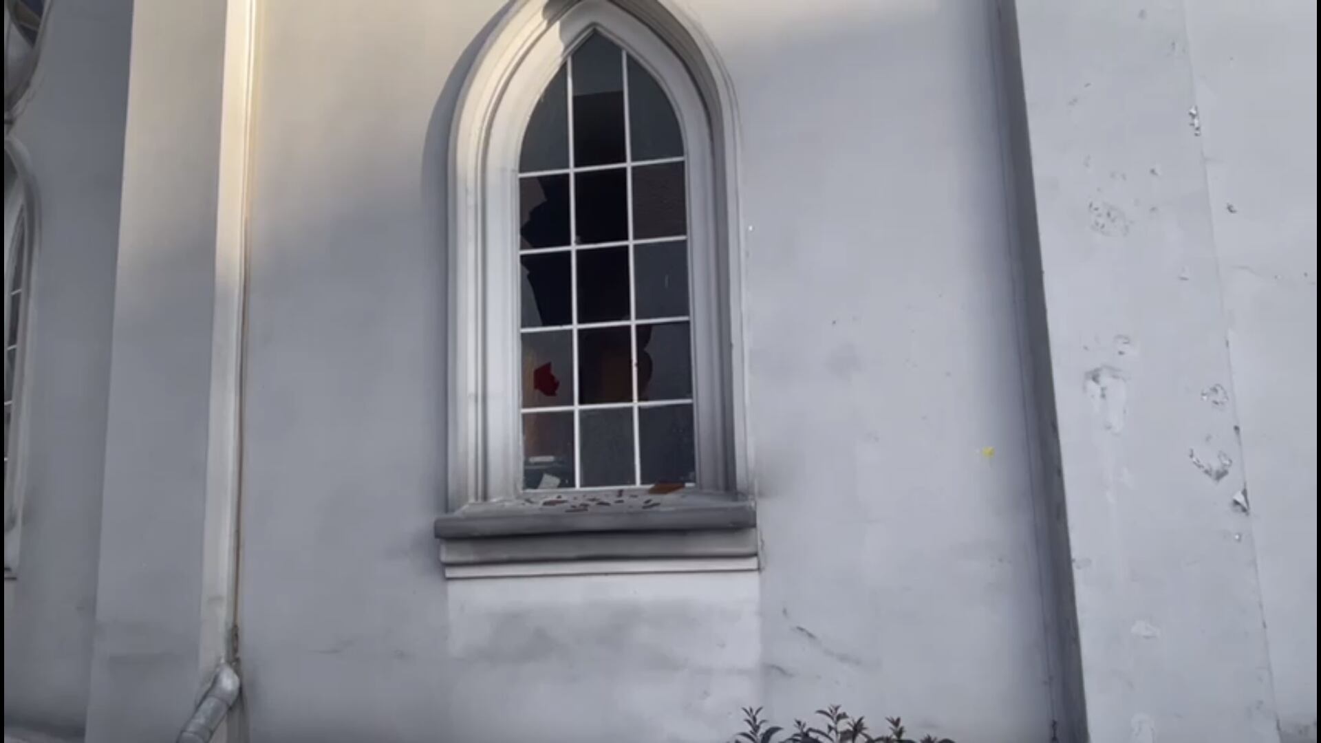 Los manifestantes intentaron ingresar al centro religioso.