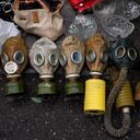 Máscaras de gas de la era soviética, a la venta en un mercadillo en Kiev, Ucrania, el 8 de julio de 2023. (AP Foto/Jae C. Hong)