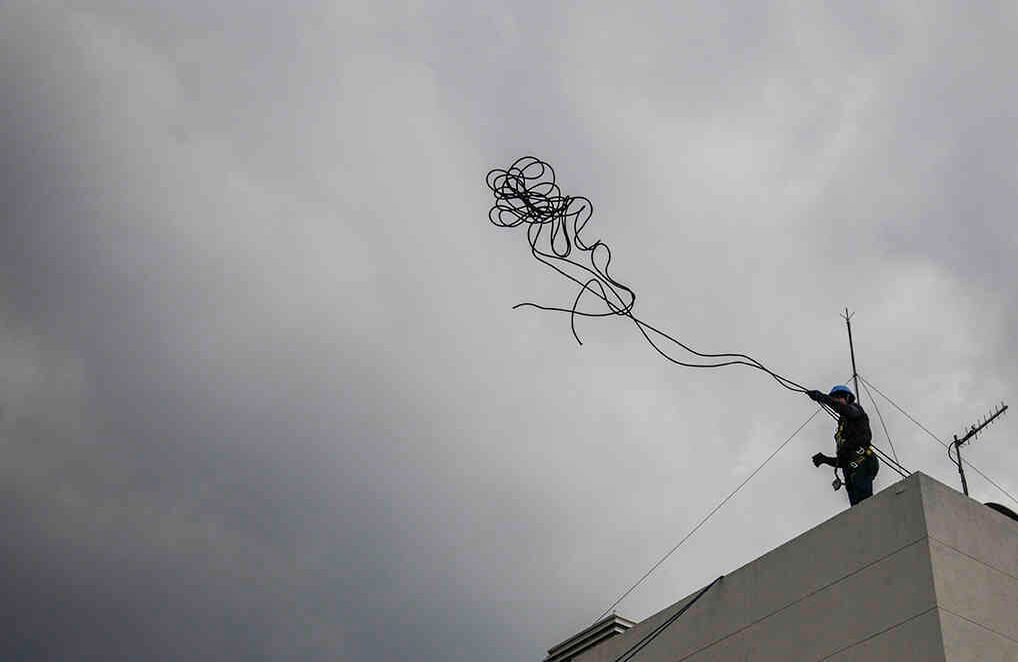 El descuelgue implica muchos riesgos. Para minimizarlos, los profesionales del oficio deben seguir un protocolo de seguridad que incluye el estado del material de trabajo, dominar la técnica de descenso y conocer los nudos de seguridad. Foto: Gabriela Alvarado