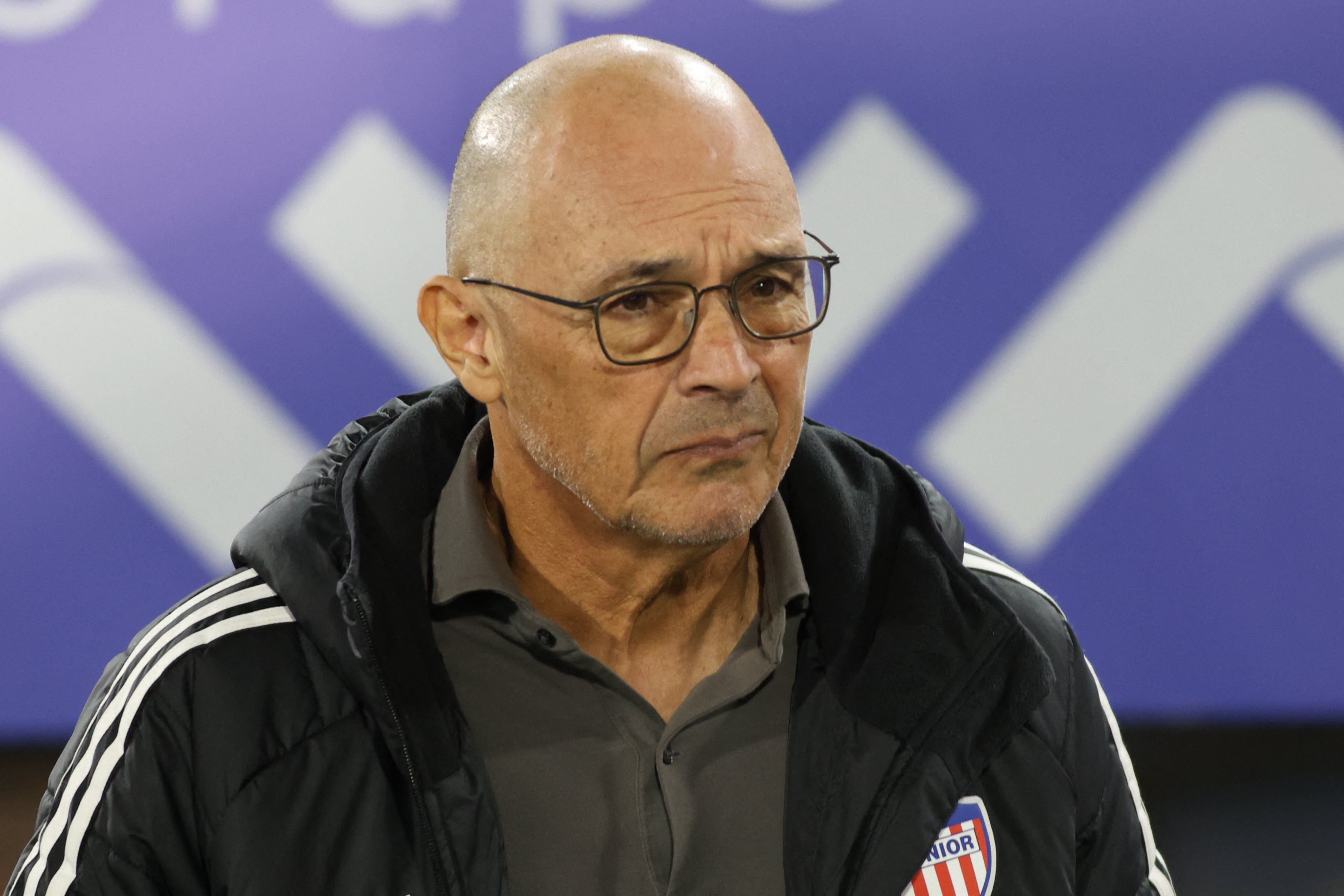Alfredo Arias, coach of Atletico Junior, is seen during the match between Independiente Santa Fe and Junior de Barranquilla for the first leg of the Liga BetPlay DIMAYOR I 2026 semi-final at El Campin stadium in Bogota, Colombia. (Photo by Daniel Garzon Herazo/NurPhoto) (Photo by Daniel Garzon Herazo / NurPhoto via AFP)