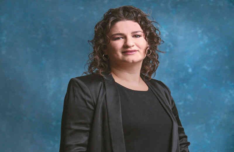 Diana Sierra. Diana Sierra ha mejorado la calidad de vida de miles de mujeres adolescentes con un invento que les ha permitido estudiar y realizar sus actividades cotidianas sin temor. Diseñó una toalla higiénica usando tela impermeable de sombrilla y tela de mosquitero para que las niñas la rellenen con tela y la reemplacen cuantas veces sea necesario. Pero no se quedó ahí, al ver que muchas de ellas no tenían dinero para comprar ropa interior, ideó un segundo prototipo que integra esta toalla a un panti. Un invento sencillo, pero revolucionario que beneficia a miles de mujeres de escasos recursos y ofrece un buen ejemplo de innovación social. Esta diseñadora industrial colombiana, que vive en Estados Unidos, se inspiró de su experiencia en Uganda, África. Allí vio cómo la menstruación avergonzaba e incomodaba a miles de niñas sin recursos y las llevaba a abandonar la escuela antes que vivir una humillación pública. Esa profunda injusticia social negaba a esas futuras mujeres el derecho a la educación. Consolidó su idea cuando conoció una estadística según la cual una de cada diez niñas en el mundo no tiene acceso a productos sanitarios. Para distribuir su producto, Sierra, de 36 años, fundó Be Girl Inc., una empresa social que ha beneficiado a 25.000 mujeres en 12 países y tiene el reto de llegar a 400.000. Gracias a su sensibilidad e ingenio, ha logrado rescatar la dignidad de las adolescentes de escasos recursos que, para colmo de males, tienen que llevar a cuestas la vergüenza de tener el periodo menstrual, un hecho natural, pero satanizado por la sociedad. Y les ha ofrecido una oportunidad para no abandonar sus estudios con la esperanza de que en un futuro ellas puedan construir un mundo mejor que el que les tocó. 