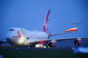 Virgin Atlantic Cosmic Girl, un avión Boeing 747 de Virgin Atlantic reutilizado que lleva un cohete, está estacionado en Spaceport Cornwall, en el aeropuerto de Cornwall en Newquay, Inglaterra, el lunes 9 de enero de 2023. (Ben Birchall/PA via AP)