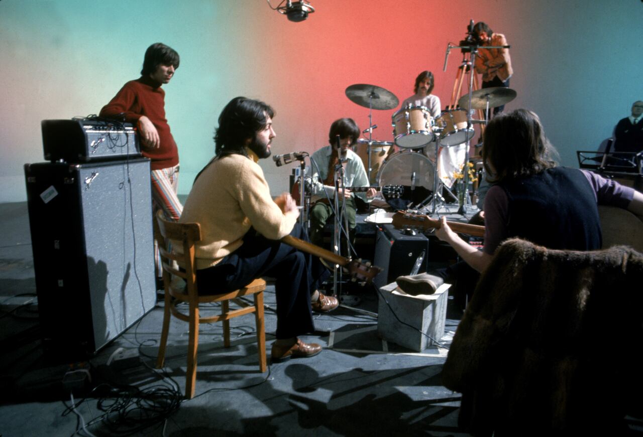 Paul McCartney, George Harrison, Ringo Starr y John Lennon en THE BEATLES: LET IT BE.
