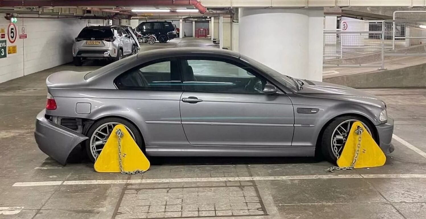 El BMW lleva más de 15 años estacionado en un parqueadero.