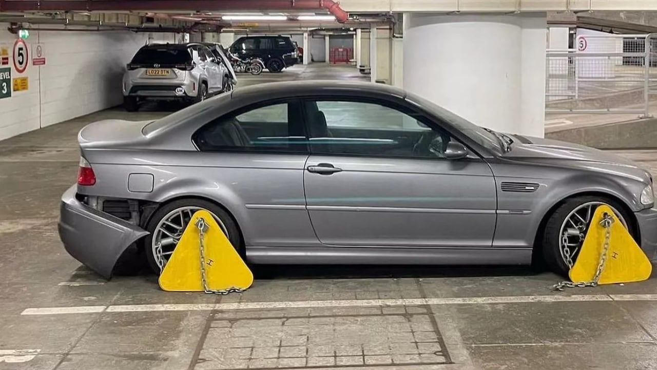 El BMW lleva más de 15 años estacionado en un parqueadero.