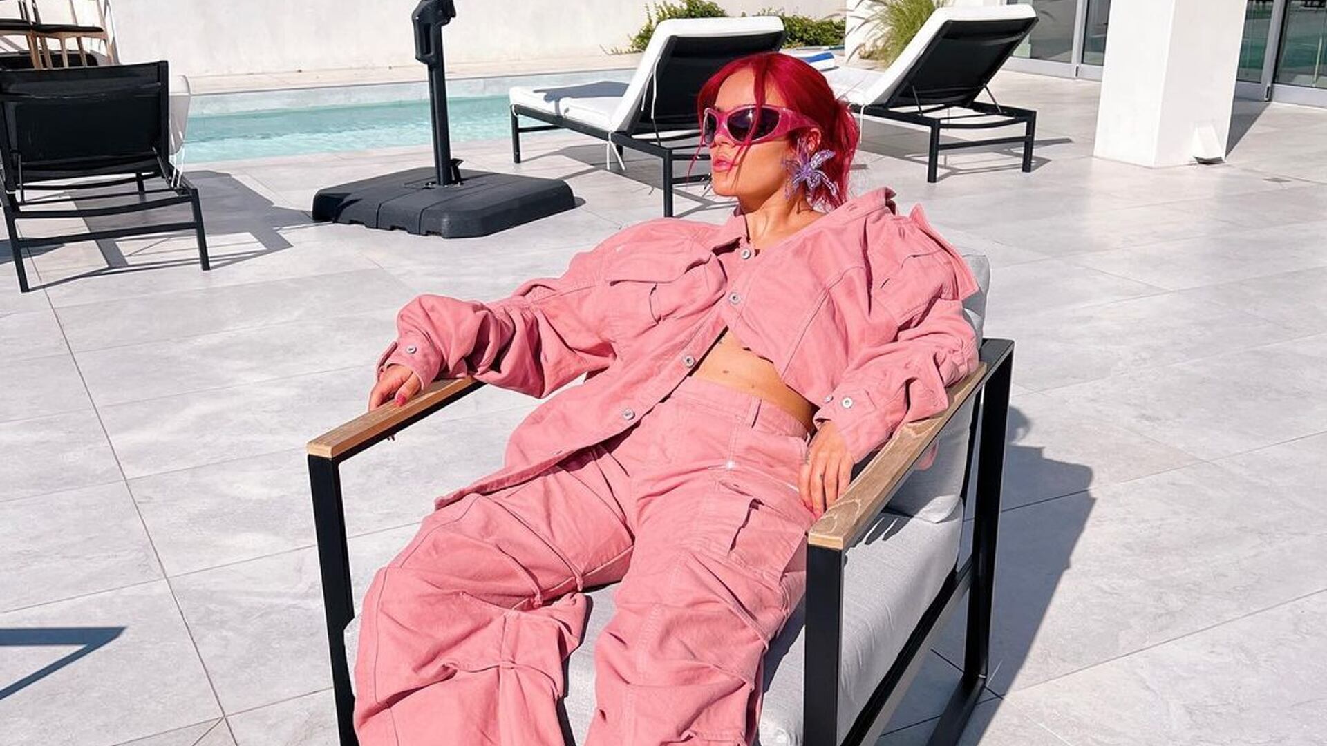 La cantante deslumbró con su atuendo y lo que tiene debajo. Foto: Instagram @karolg.