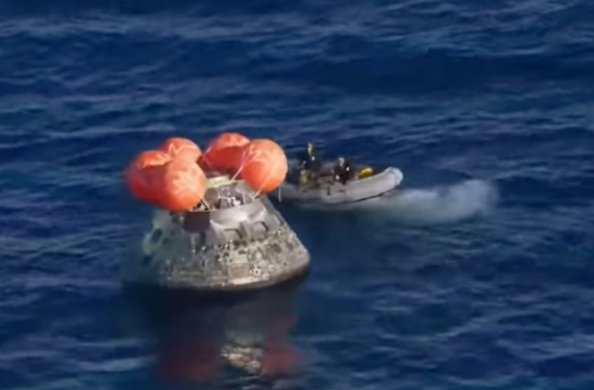 Astronautas esperan ser sacados de la cápsula tras amerizaje exitoso.