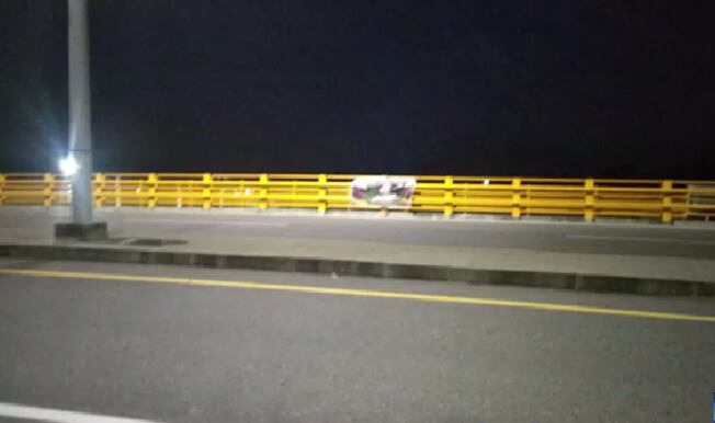 Uniformados de la Policía y Ejército retiraron las vallas.