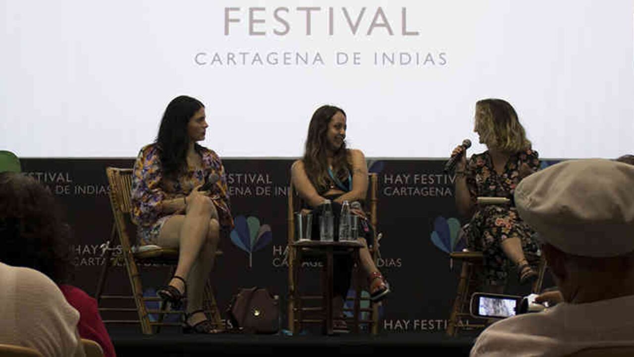 Vanessa Rosales, Gloria Susana Esquivel y María Paulina Baena durante el conversatorio "Periodismo combativo" en el Hay Festival 2020 en Cartagena.