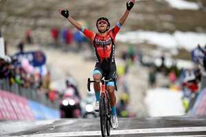 Santiago Buitrago celebrando con las manos al cielo su victoria en el Giro