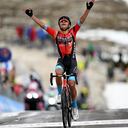 Santiago Buitrago celebrando con las manos al cielo su victoria en el Giro