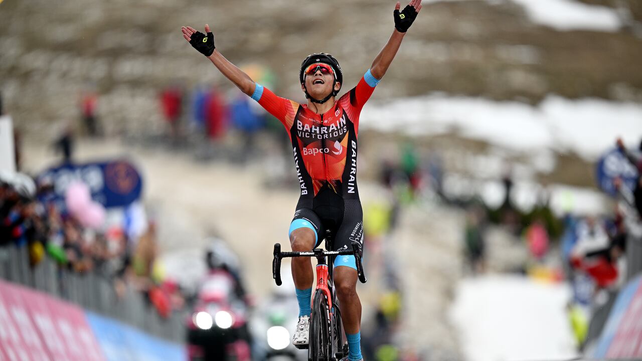 Santiago Buitrago celebrando con las manos hacia cielo su victoria en el Giro de Italia 2023.